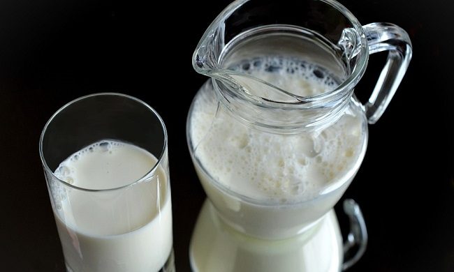 Health Benefits of Drinking Milk Before Bed and At Night